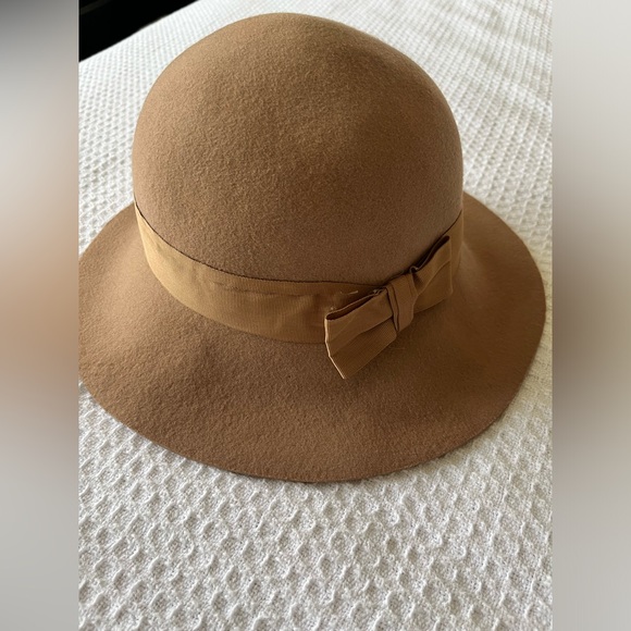 Beige Hat with Bow - Picture 1 of 3